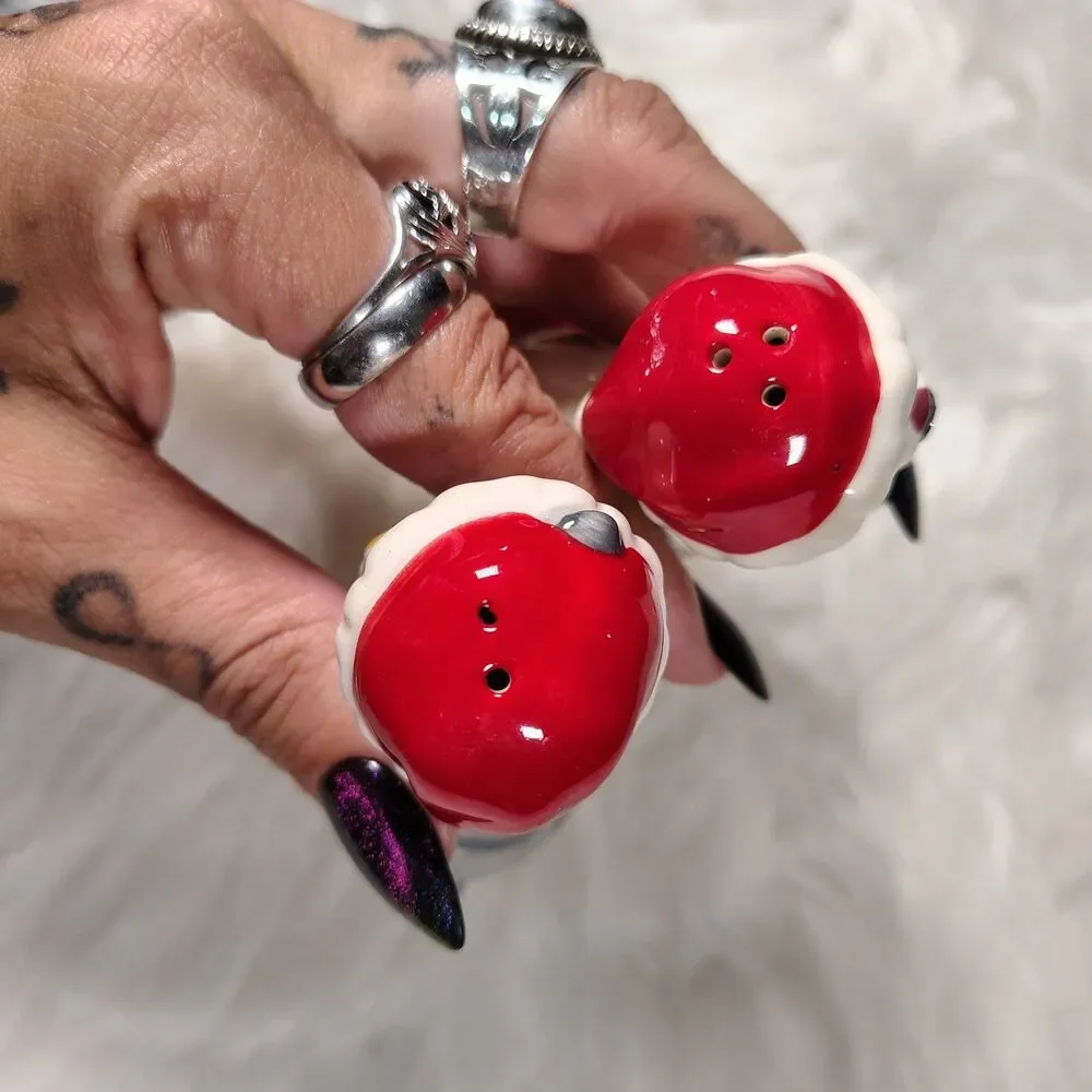 Cats In Santa Hats Kissing Magnetic Salt&Pepper Shakers Westland MWAH! Ceramic